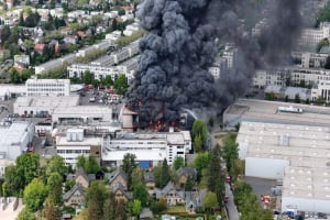 Τεράστια φωτιά σε εργοστάσιο στο Βερολίνο - Προειδοποίηση της πυροσβεστικής, λόγω χημικών