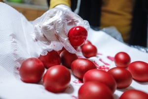 Κόκκινα αυγά: Mε αυτά τα υλικά θα πετύχετε το φυσικό βάψιμο το Πάσχα